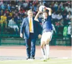  ?? SRENG MENG SRUN ?? Cambodia coach Leonardo Vitorino looks on as Rous Samoeun takes a throw-on against India on Wednesday night.