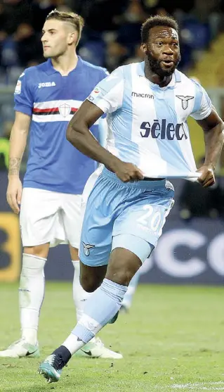  ??  ?? Riscatto Caicedo, il primo a sinistra, esulta dopo avere realizzato il gol della vittoria laziale