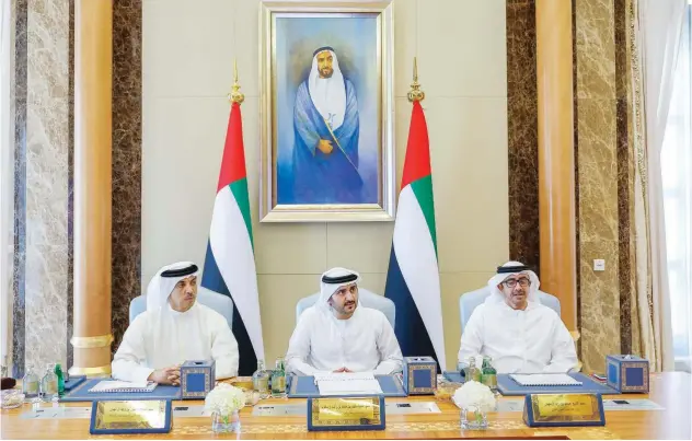  ?? WAM ?? ±
Sheikh Maktoum chairs the meeting in the presence of Sheikh Mansour Bin Zayed Al Nahyan and Sheikh Abdullah Bin Zayed Al Nahyan on Tuesday.