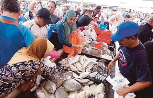  ??  ?? ORANG ramai membeli jualan hasil laut yang dijual dengan separuh harga pada Hari Peladang, Penternak dan Nelayan Kebangsaan 2017 dan Festival Makanan Malaysia di Maeps Serdang.