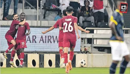  ?? NOUSHAD THEKKAYIL / EFE ?? Contraste. Los jugadores de Catar festejan tras el cuarto gol ante Ecuador, mientras que el defensa Robert Arboleda camina hacia el centro de la cancha para la reanudació­n del cotejo.