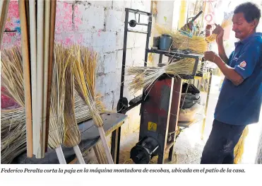  ?? FOTOS RAFAEL POLO ?? Federico Peralta corta la paja en la máquina montadora de escobas, ubicada en el patio de la casa.