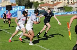  ?? (Photo C. S.) ?? L’équipe d’Oxford de rugby à sept (en foncé), opposée ici à l’équipe belge tenante du titre.