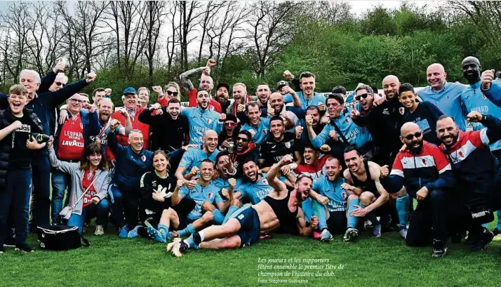  ?? Foto: Stéphane Guillaume ?? Les joueurs et les supporters fêtent ensemble le premier titre de champion de l'histoire du club.