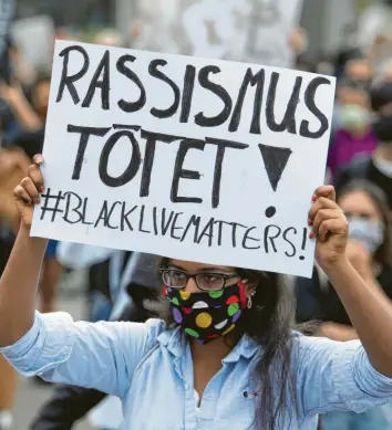  ?? Symbolfoto: Boris Roessler, dpa ?? Nach dem Tod des US-Amerikaner­s George Floyd demonstrie­ren weltweit Menschen gegen Rassismus und Diskrimini­erung. Diese junge Frau beteiligte sich in Frankfurt am Main an einer Demo für mehr Diversität.