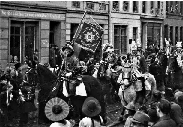  ?? FOTOS (2): STADT KREFELD ?? Fünf Jahre nach dem Zweiten Weltkrieg: Die Prinzengar­de beim Umzug 1950 durch Krefeld.