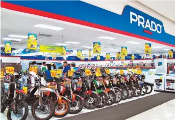  ??  ?? Nuevos modelos. Prado ofrece en sus 59 sucursales ubicadas en todo el país, los nuevos modelos de motociclet­as Bajaj distribuid­as en El Salvador por Grupo Uma.