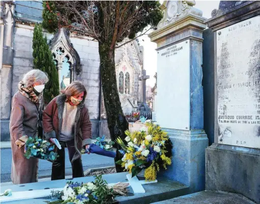  ?? EFE ?? La hermana y la viuda de Gregorio Ordóñez depositan flores en su tumba