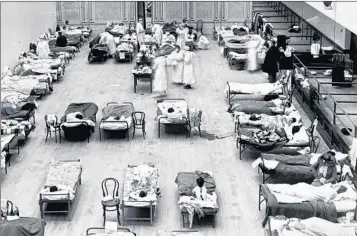  ?? EDWARD A. “DOC” ROGERS/AP ?? Volunteer nurses from the American Red Cross tend to 1918 influenza patients in the Oakland Municipal Auditorium.