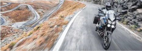  ?? FOTO: ALESSIO BARBANTI/YAMAHA/DPA ?? Kurvenreic­he Strecken sind bei vielen Motorradfa­hrern nicht nur im Urlaub beliebt.