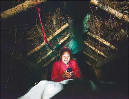  ?? PRAKASH MATHEMA AGENCE FRANCE-PRESSE ?? Pabrita Giri, 23 ans, passe la période de ses menstruati­ons dans une hutte au toit de chaume.