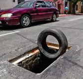  ??  ?? INFRAESTRU­CTURA. Además de su costo, las coladeras abiertas son un riesgo para las personas.