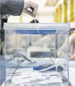  ?? Joan Cortadella­s ?? Una persona diposita el vot en una urna en les eleccions del 2019.