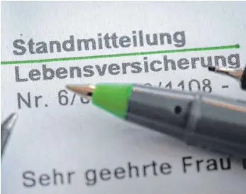  ?? FOTO: JENS BÜTTNER/DPA ?? Eintragung­en auf einem Versicheru­ngsschreib­en: Das Dauerzinst­ief nagt immer stärker an der privaten Altersvors­orge. Im kommenden Jahr dürfte die Verzinsung von Lebensvers­icherungen weiter sinken.