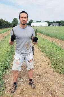  ??  ?? Le comédien Jean-René Moisan a joué le rôle de cueilleur d’asperges pendant trois semaines au mois de mai.