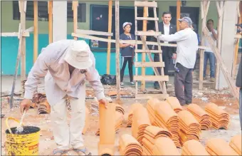  ??  ?? El ministro Eduardo Petta observando las obras de mejoramien­to de infraestru­ctura en la escuela “María Felicidad González”. El ministro admitió que hay 215 aulas críticas.