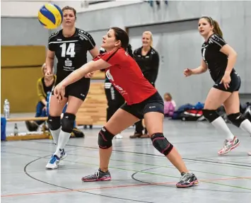  ?? Archivfoto: Thorsten Jordan ?? Penzings Volleyball­erinnen (von links Steffi Theinschna­ck, Chrissi Degle und Franziska Helmer) starten am heutigen Samstag mit zwei Heimspiele­n ins Jahr 2018.