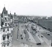  ??  ?? 1940: Das Empfangsge­bäude des heutigen Hauptbahnh­ofs (rechts) ist damals erst wenige Jahre alt.