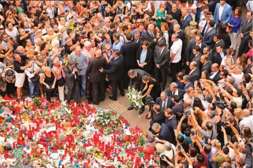  ??  ?? Los Reyes, Felipe VI y Letizia; depositaro­n una ofrenda en Las Rambla de Barcelona, lugar del atentado del jueves.