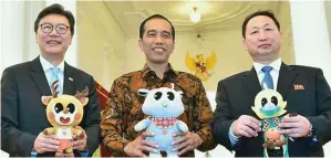  ?? SETPRES ?? SEJUK: Joko Widodo bersama Kim Chang-beom (kiri) dan An Kwang-il membawa maskot Asian Games XVIII seusai melakukan pertemuan di Istana Merdeka, Jakarta, kemarin (30/4).