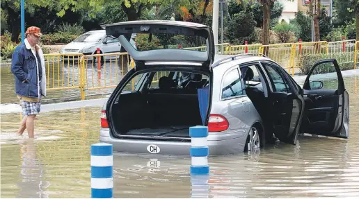  ?? Foto: CSN-Archiv ?? Bei heftigen Regenfälle­n sind städtische Kanalisati­onen schnell überforder­t.