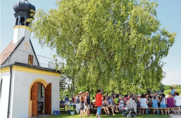  ?? Fotos: Berthold Veh ?? Volksfestc­harakter hatte der Besuch unserer Zeitung gestern in Bergheim. Bei der Antoniuska­pelle gab es Kaffee und Kuchen, den fleißige Helferinne­n um Petra Joas organisier­t hatten.