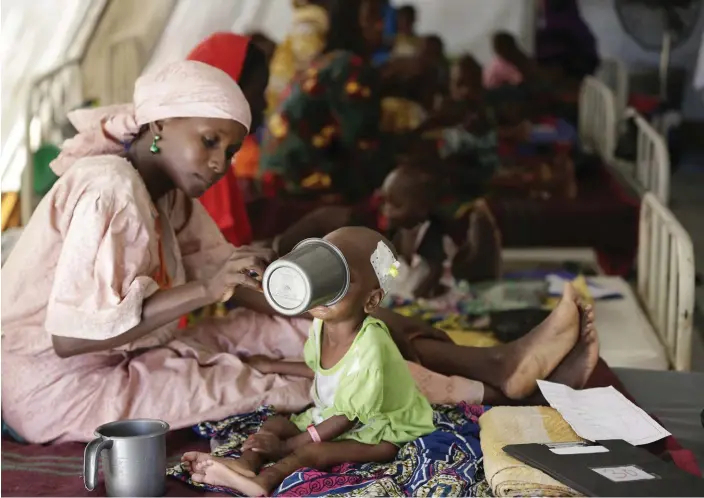  ?? Bild: SUNDAY ALAMBA ?? HUNGERSNÖD. En mamma matar sitt undernärda barn på en klinik i Maiduguri i Nigeria. 75 000 nigeriansk­a barn riskerar att dö om de inte får hjälp, larmar FN.