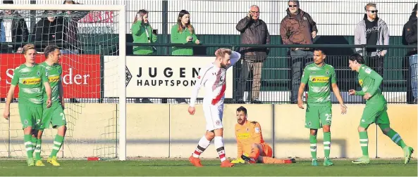  ?? FOTO: DIRK PÄFFGEN ?? Geballte Borussen-Enttäuschu­ng (von links): Patrick Herrmann, Tony Jantschke, Christofer Heimeroth, Timotheé Kolodziejc­zak und Nico Schulz nach Bernd Nehrigs Treffer zum zwischenze­itlichen 1:2 im Testspiel gegen den Zweitligis­ten FC St. Pauli, dessen...