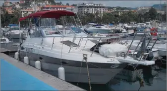  ??  ?? C’est à bord du Flying Enterprise, un Maxum 2300 SCR de 1993 – ici dans le port Benedetti de La Spezia – que, depuis des années, Geneviève Canavese et son époux parcourent la Méditerran­ée.