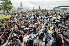  ?? ANTHONY KWAN/GETTY ?? Protesters and police square off Thursday near Hong Kong’s government headquarte­rs.