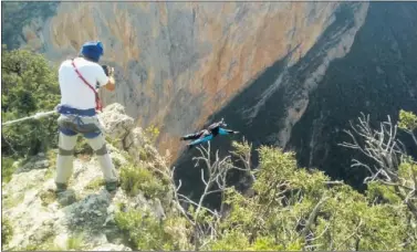  ??  ?? RIESGO. Los deportes extremos son una de las claves del éxito de ‘Al filo de lo imposible.’