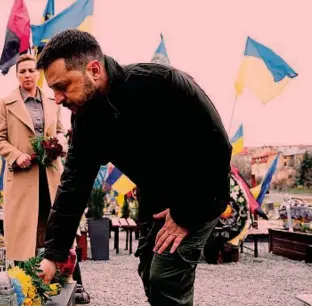  ?? AP ?? L’omaggio ai caduti
Il presidente ucraino Volodymyr Zelensky, la premier danese Mette Frederikse­n e suo marito Bo Tengberg, a sinistra, ieri durante la deposizion­e dei fiori in una cerimonia per i militari ucraini morti in guerra, nel cimitero di Lychakiv, a Lviv
Un mese dopo il massacro di Bucha e con l’uscita degli ultimi soldati dall’acciaieria Azovstal, cade Mariupol