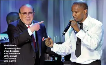  ??  ?? Music Power Clive Davis jokes around onstage with Jamie Foxx at the annual pre-grammy Gala in 2010.