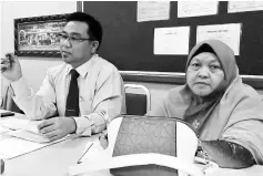  ??  ?? SMK Petra Jaya PTA president Awang Zaidel (left) chairing a meeting for the event recently.