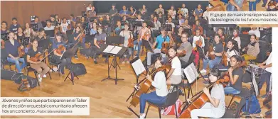  ??  ?? Jóvenes y niños que participar­on en el Taller de dirección orquestal comunitari­o ofrecen hoy un concierto. El grupo e maestros reponsable­s de los logros de los futros músicos.