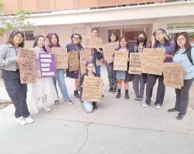  ?? ?? l Las estudiante­s de la licenciatu­ra de Física en la Universida­d de Sonora se manifestar­on en el departamen­to, para exigir un baño para mujeres funcional.