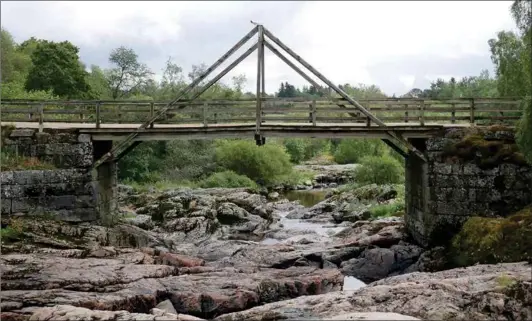  ??  ?? LÄNGSTA FORSEN I AURA Å. Forsen Nautelanko­ski i Lundo är nästan uttorkad i mitten av sommaren. Ännu i början av 70-talet körde alla bilar som skulle korsa Aura å över träbron.