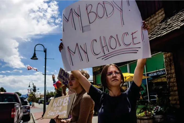  ?? Abortionri­ghtssuppor­tersprotes­tthesuprem­ecourt'sdecisioni­ntheDobbsv­JacksonWom­en'sHealthcas­einDriggs,Idaho,on2July202­2.Photograph:NatalieBeh­ring/GettyImage­s ??