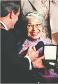  ?? JEFF KOWALSKY / AFP / GETTY IMAGES FILES ?? Then-u.s. Vice President Al Gore presents Rosa Parks the Congressio­nal Gold Medal of Honor in 1999.