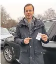  ??  ?? Möchte sein Parkticket verschenke­n: Bernhard Winter aus Lank