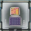  ??  ?? Der neue Intel-Chip Loihi verfügt über 130.000 einzelne Recheneinh­eiten, die wie Neuronen im menschlich­en Gehirn funktionie­ren sollen.