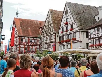  ?? Foto: Verena Mörzl ?? Gerade an Festtagen blicken viele Bürger auf das stadtpräge­nde Gebäudeens­emble, zu dem die Krone zählt.