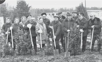  ??  ?? Коллектив аэропорта на субботнике. 1965 год