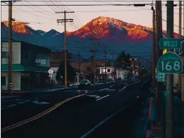  ??  ?? Morning light illuminate­s the mountains over the town of Bishop along East Line Street.