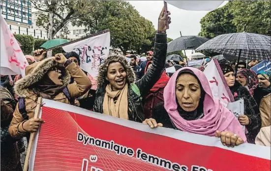  ?? ANADOLU AGENCY / GETTY ?? Dones manifestan­t-se contra la violència de gènere el dia de la Dona Treballado­ra del 2015