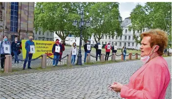  ?? FOTO: BECKER UND BREDEL ?? Verdi rief am Dienstag zu einer Kundgebung vor der Staatskanz­lei auf. „Wir sind systemrele­vant“sagten Beschäftig­te im Gesundheit­swesen und stellten Forderunge­n an Gesundheit­sministeri­n Monika Bachmann (l., CDU).