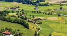  ?? Foto: Ralf Lienert ?? Nicht nur Dörfer und Städte prägen das Allgäuer Landschaft­sbild, sondern auch Wei ler und Einzelhöfe. Oft entstanden sie im Zuge der Vereinödun­g, die um 1550 begann. Unsere Aufnahme entstand bei Altusried im Oberallgäu.