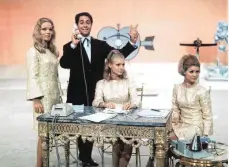  ?? FOTOS: KONRAD GIEHR/DPA ?? Mit der ZDF-Show „Der Goldene Schuss“, präsentier­t von Vico Torriani und seinen Assistenti­nnen, hielt vor 50 Jahren die schöne, neue, farbige Fernsehwel­t Einzug in deutsche Wohnstuben.