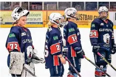  ?? FOTO: CHRISTIAN BAUMEIER ?? Die Neusserin Carolin Walz (l.) mit einigen ihrer Mannschaft­skameradin­nen von den Eisbären Berlin.