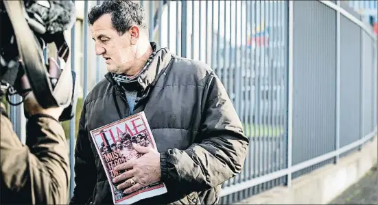  ?? FREEK VAN DEN BERGH / EFE ?? Fikret Alic, ayer en La Haya, sostiene la portada de la revista Time de 1992 donde él mismo aparece en un campo de concentrac­ión